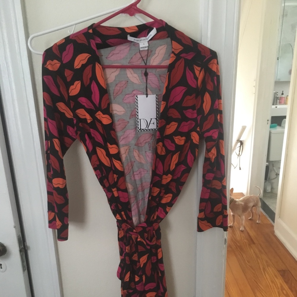 DVF NWT 100% silk kisses kiss wrap dress